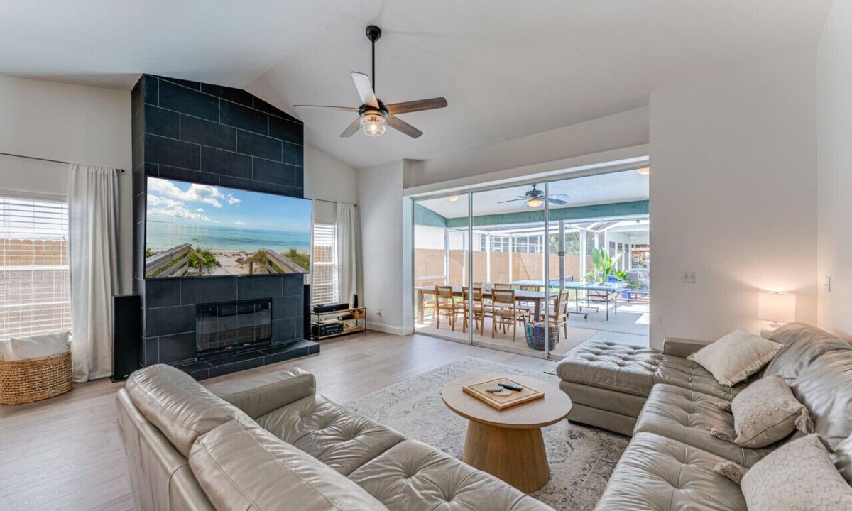 Palm Harbor House | Lakeside Oasis: Your Private Pool Escape at Tarpon Springs Lake