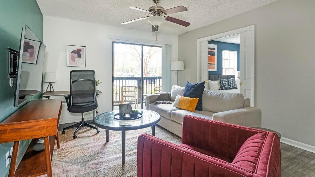 Sunbeam Apartment | Landing Chic 2BD Courtyard Gym