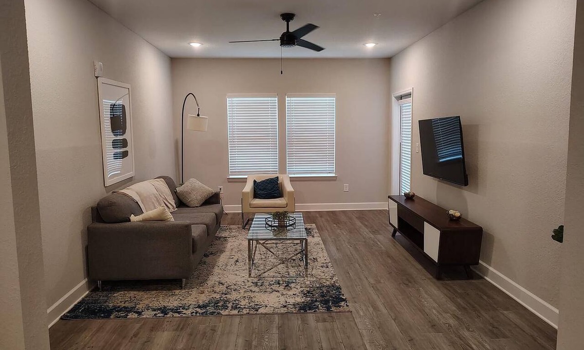 Newberry Apartment | Landing | Chic 2BD, Gym, Pool