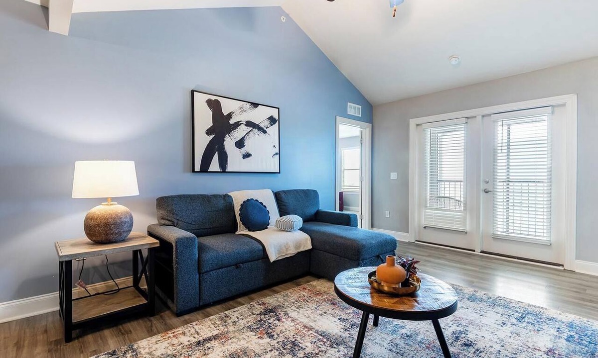 Cocoa Apartment | Landing | Stunning 3BD, Pool, Clubhouse