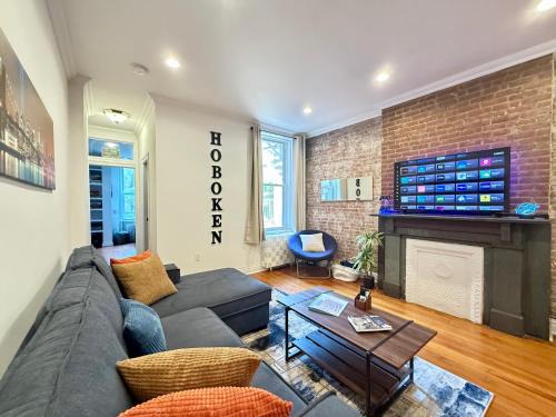 Hoboken Apartment | Large Home - Great Location - 15 Minutes to NYC - Sleeps 6 comfortably
