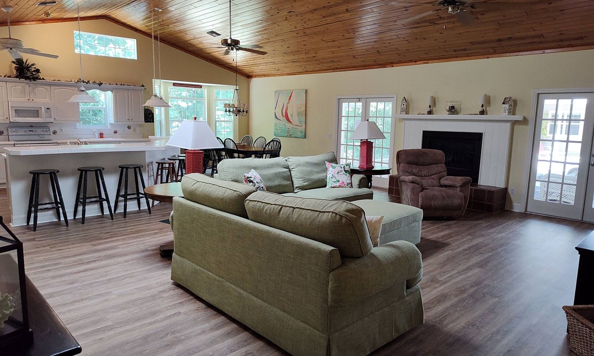 Leesburg House | Large Vacation Home with optional adjoining Guest Suite and Private Pool Oasis.