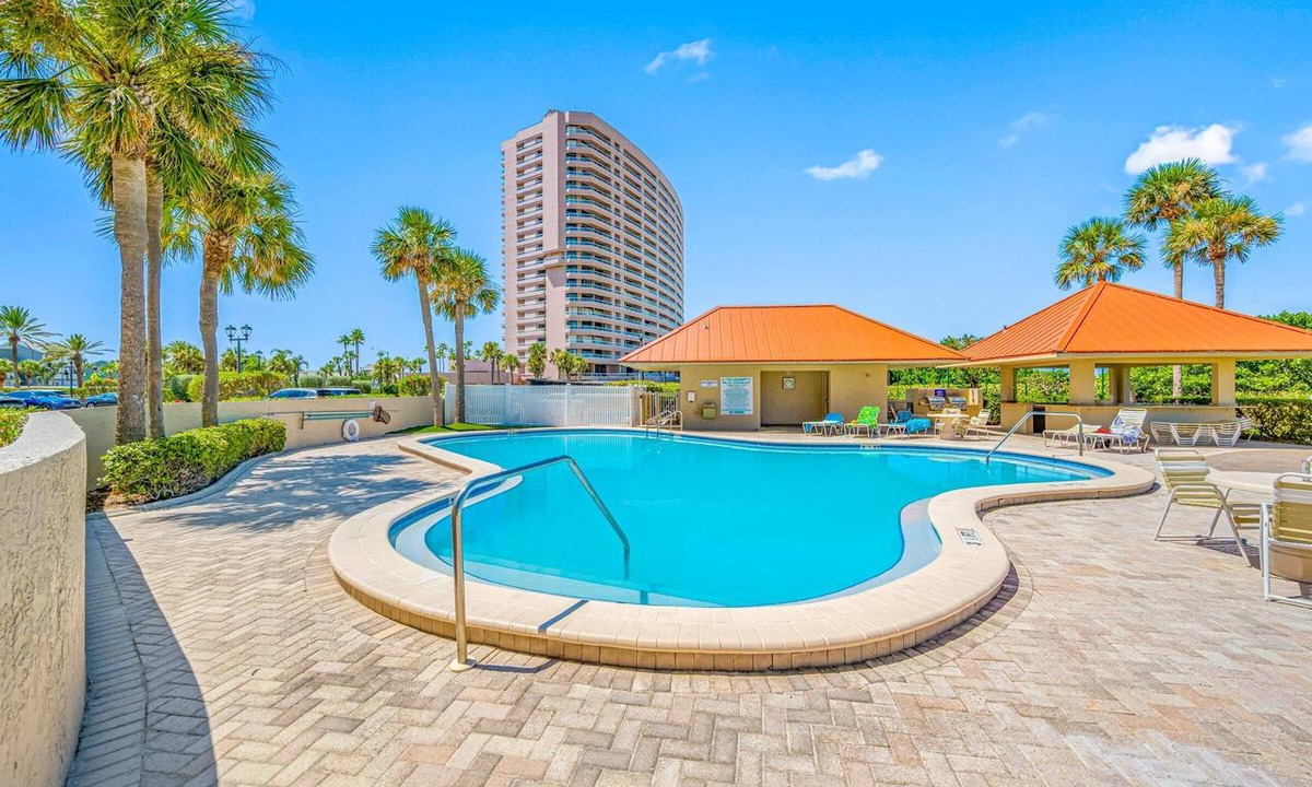 Sand Key Condo | 💕Lighthouse Towers #706 -Amazing 2BR condo with Gulf Views, Pool, Hot Tub & Amenities Galore!