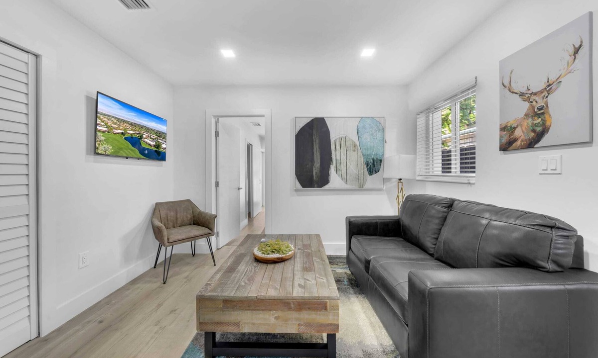 Ludlam House | Little Mykon – Cozy Duplex Unit Near Miami Spots