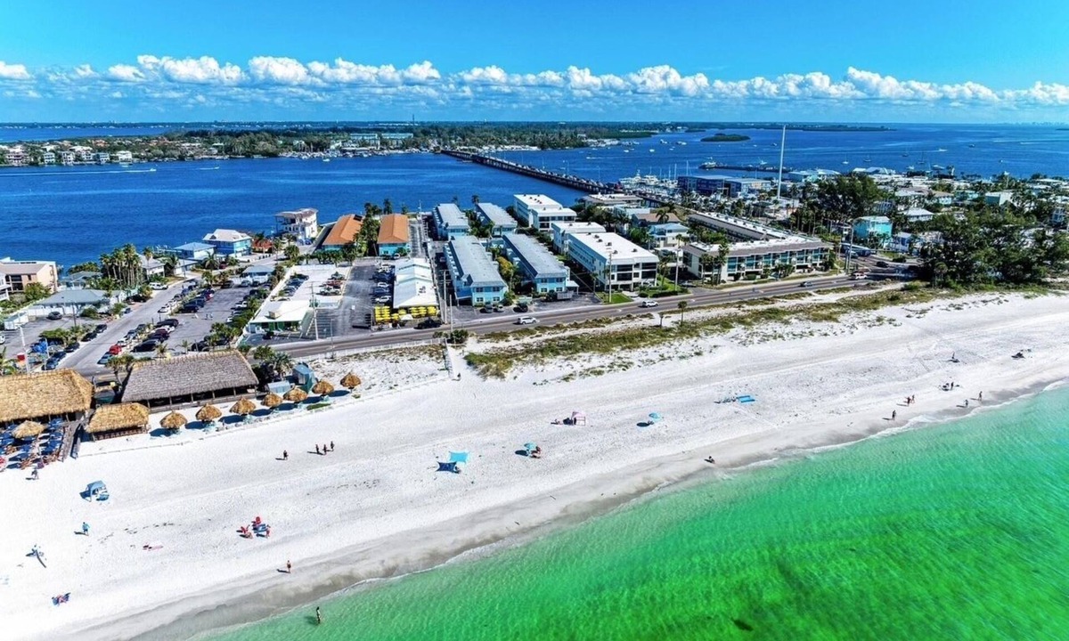 Bradenton Beach Condo | Location! 2-Bed Condo w/pool right on Bradenton Beach! Walk to Everything!