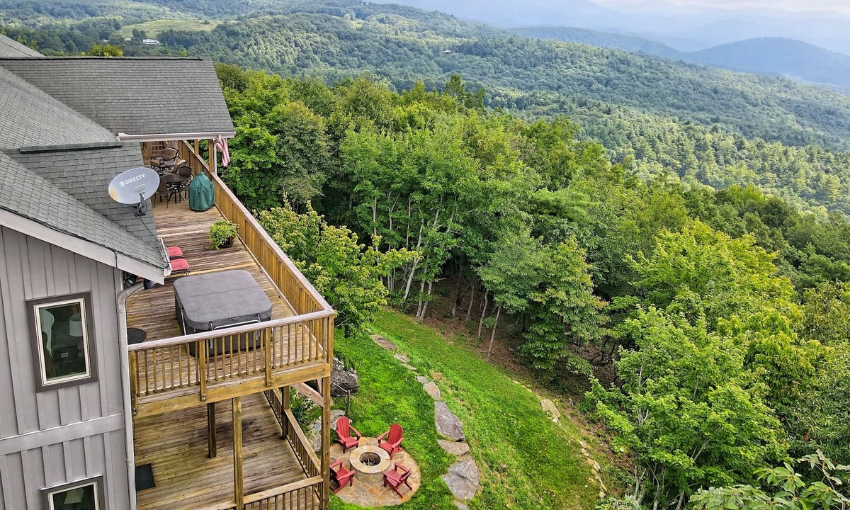 Dillard House | LONG RANGE 180 DEGREE VIEW MOUNTAIN RETREAT, DOG FRIENDLY