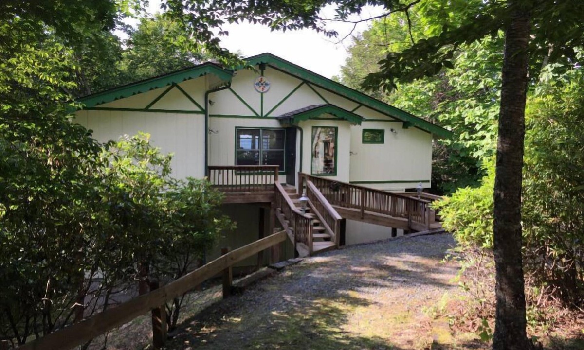 Charter Hills House | Lookout Lodge | Cozy Mountain Retreat with Game Room & Deck