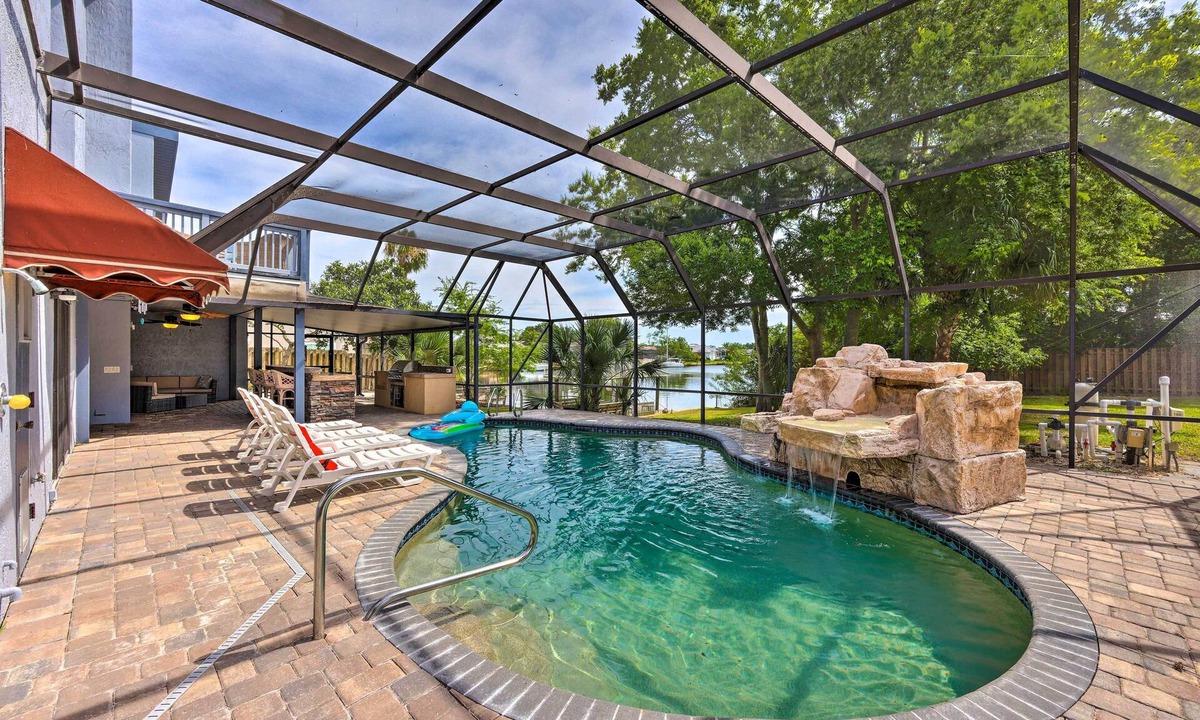 Palm Harbor Cottage | Lovely Palm Coast Retreat w/Outdoor Kitchen