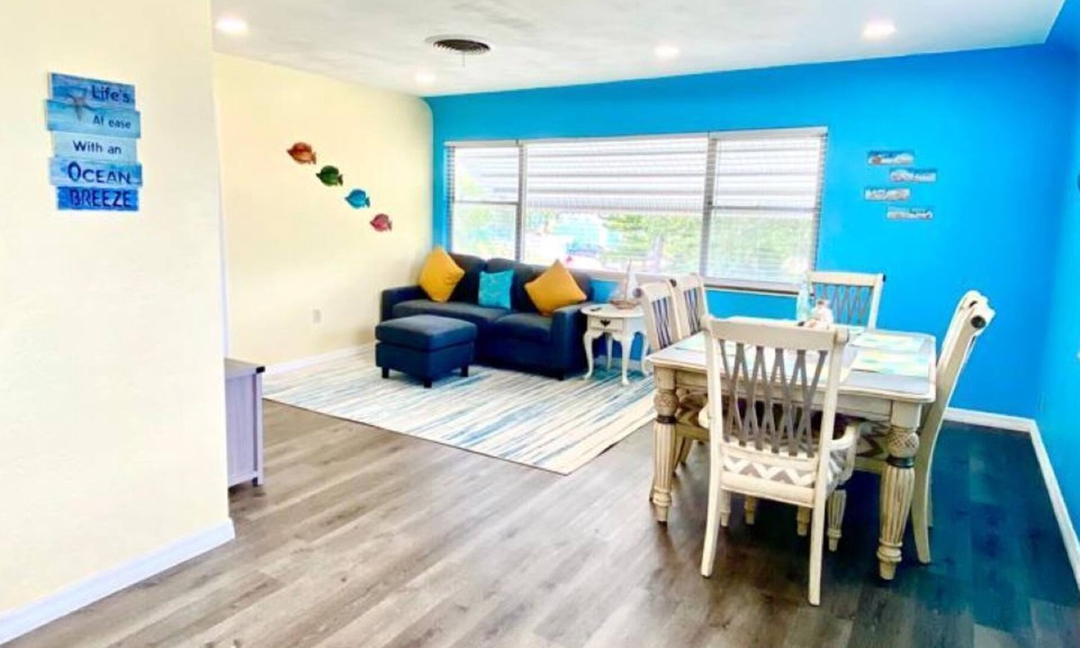 Gulfport Apartment | Lovely vacation home 1 block from beach & downtown Gulfport