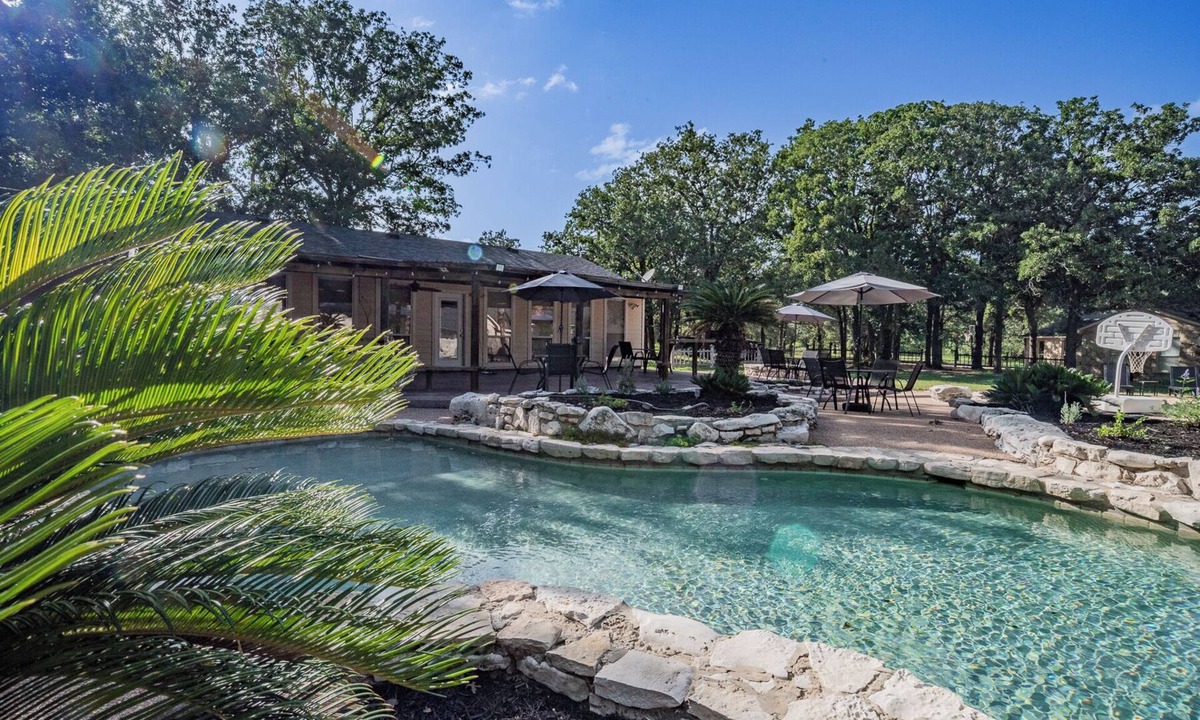 Luling House | Luling Ranch-Pool-Pool Table-FoosBall-Sleeps 20!