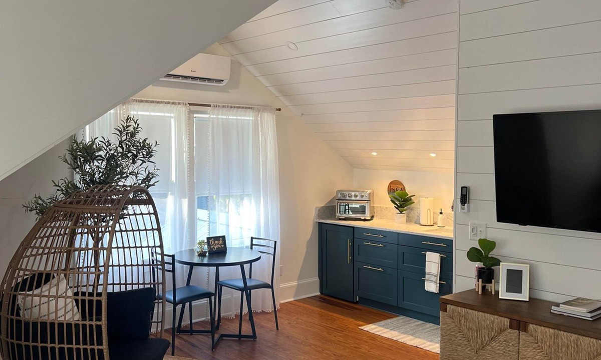 Downtown Historic District House | Luxe Lemon Loft in Historic Downtown St Aug