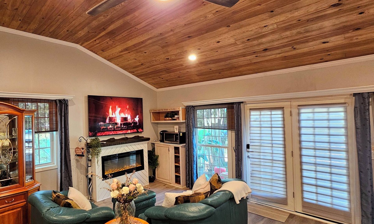 Appling Apartment | Luxe Studio Vaulted Ceilings-Private Entry-Parking