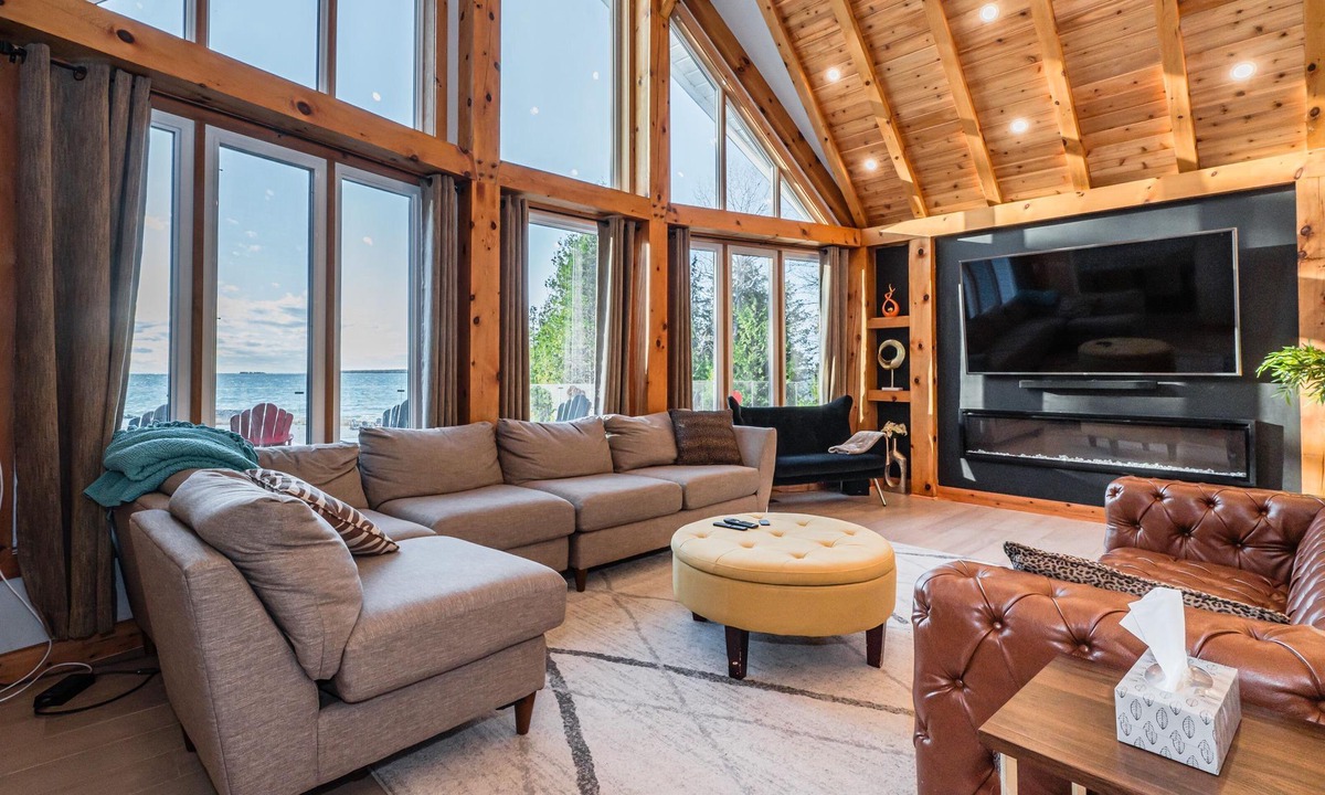Lion's Head Cottage | Luxurious Lakefront Mansion: Your Dream Getaway!