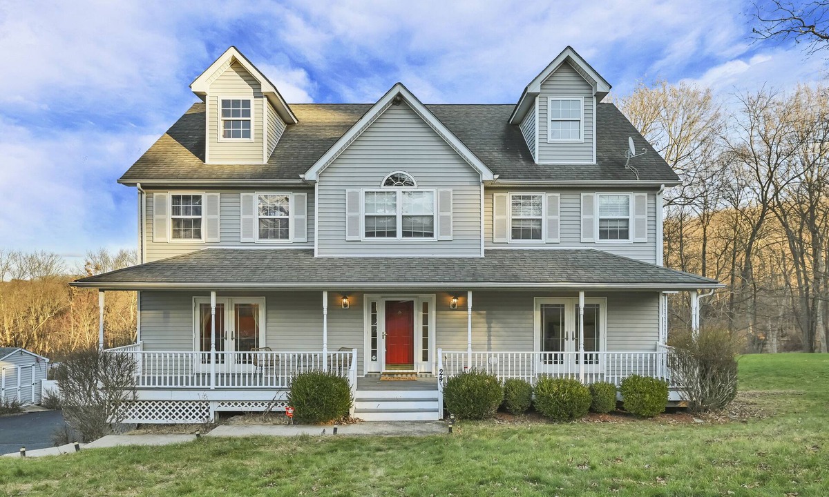 Walton Park House | Luxurious & Peaceful ~ Pool ~ Fire Pit ~ Backyard!