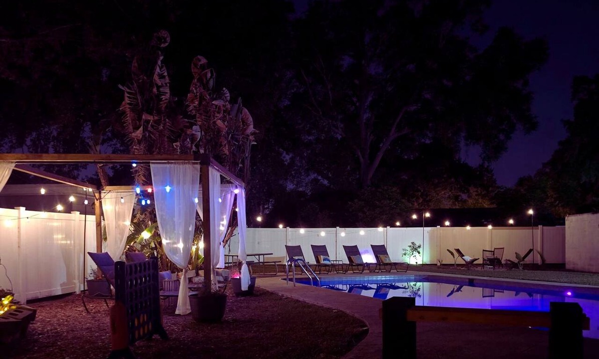 Edgewood House | Luxury 4BR Sleeps 12 Heated Pool + Free Grill