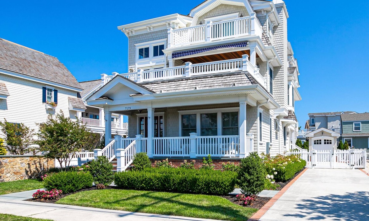 Avalon House | Luxury Avalon Beach Block 6BR/5.5BA with Heated Pool & Hot Tub & Putting Green!