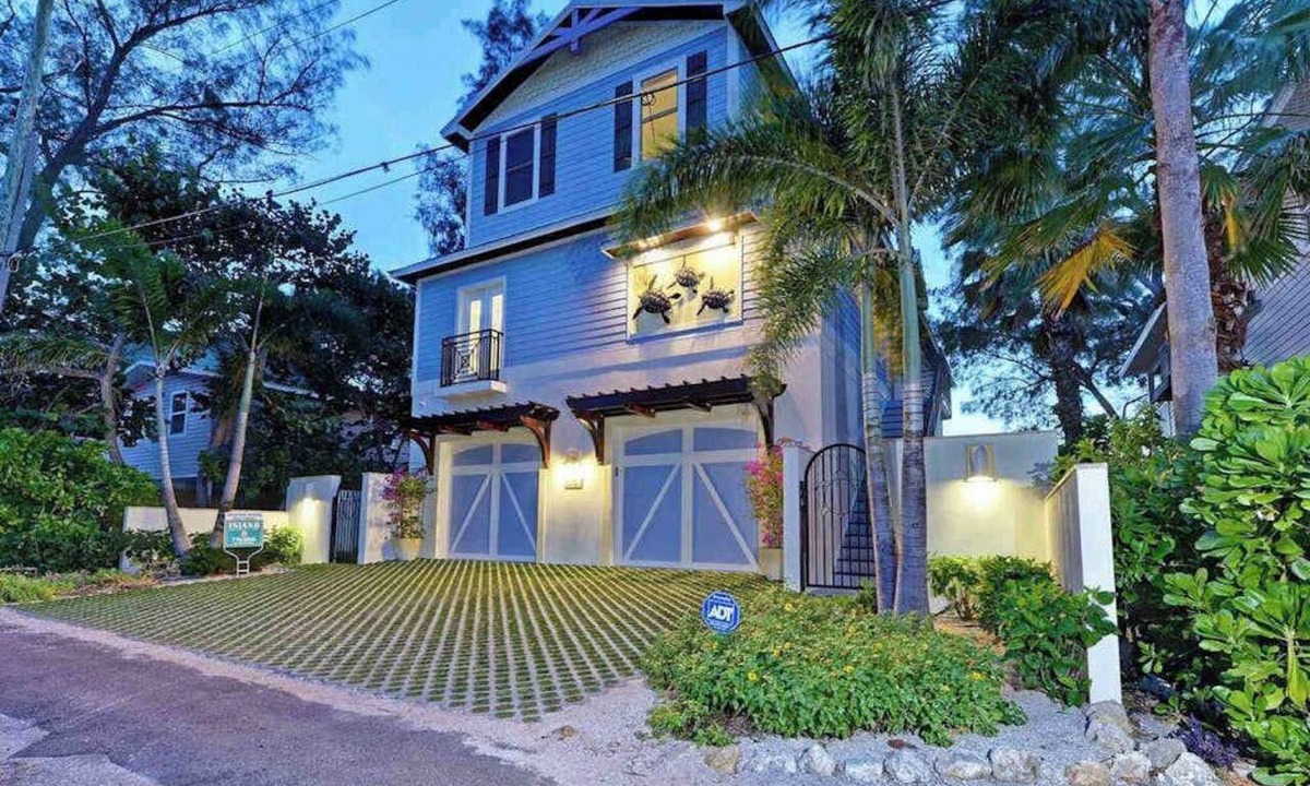 Ilexhurst House | Luxury beachside home with heated private pool - tranquil & close to everything