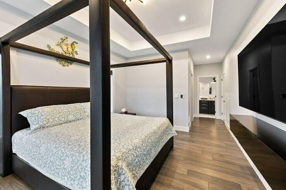 Ruthven House | Luxury bed & bath with jetted tub and bidet system