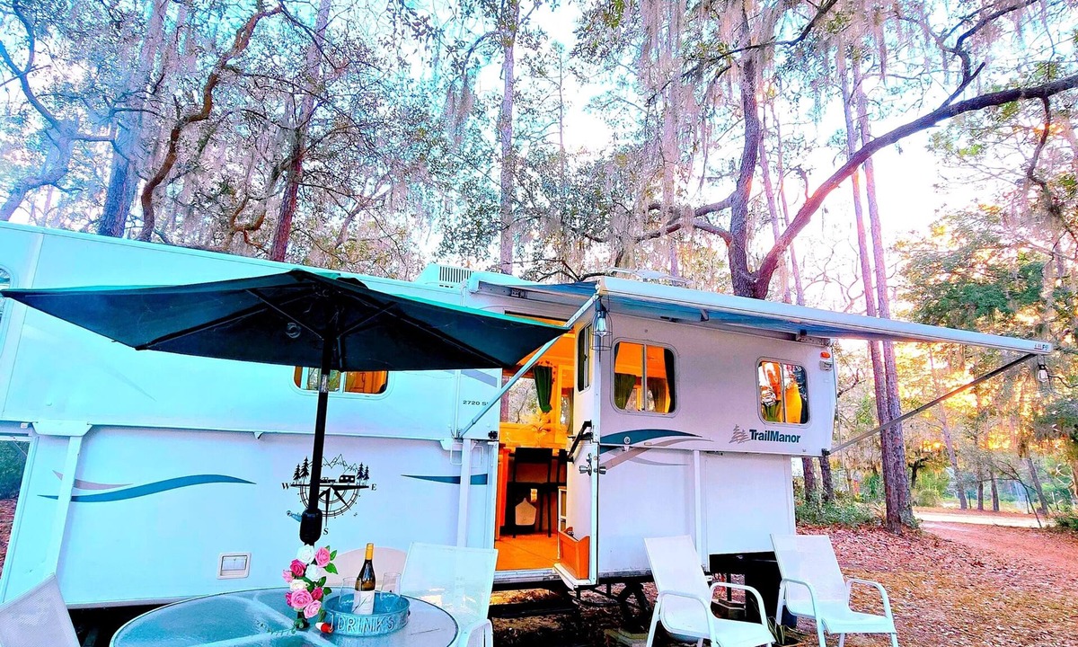 Edgar House | Luxury Camper Under the Stars/Fire Pit, Hammock & Pet-Friendly Retreat