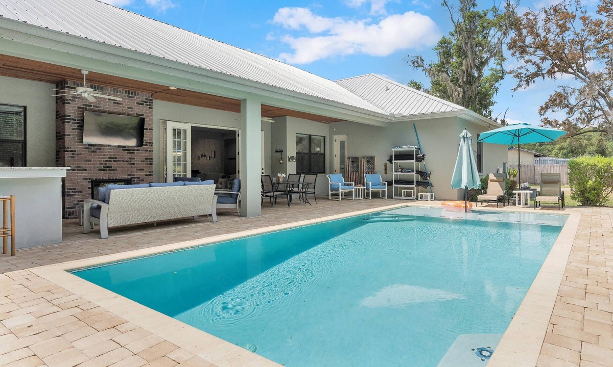 Nichols House | Luxury Lakeland Retreat | Heated Salt Pool, Outdoor Kitchen & Firepit | Pet-Friendly Yard