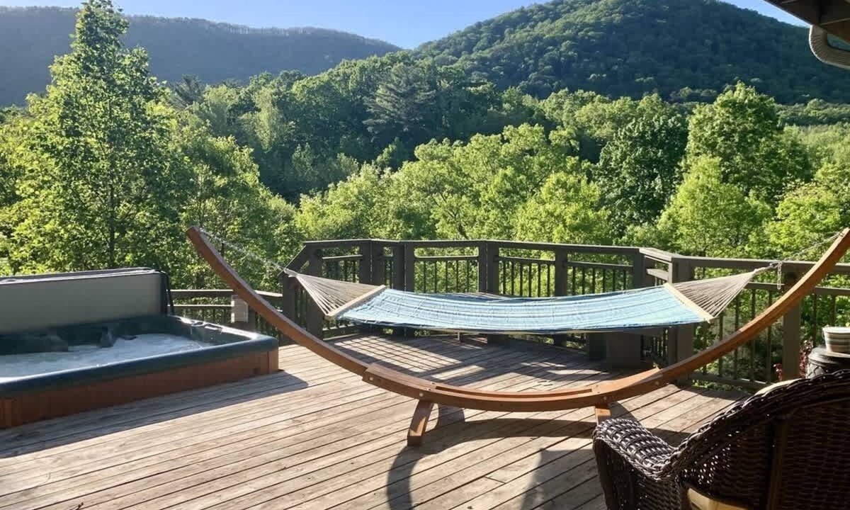Cleveland House | LUXURY LOG CABIN WITH MOUNTAIN VIEW | HOT TUB