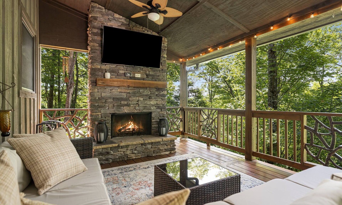 Sapphire Cabin | Luxury mountain home - lake, tennis, hiking and more! Firewood included.