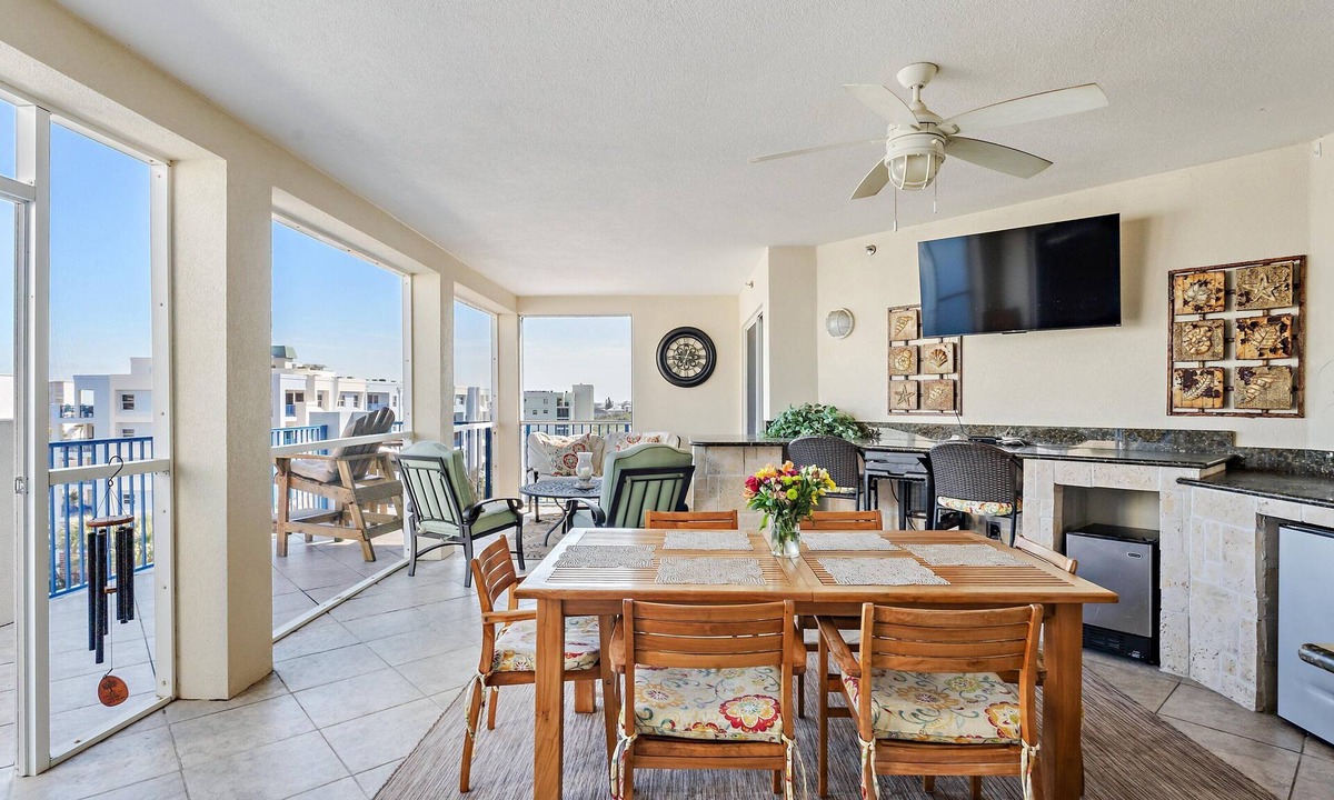 New Smyrna Beach Condo | Luxury Penthouse condo, steps to the beach! 4 Beds, 3.5 baths can sleep up to 15