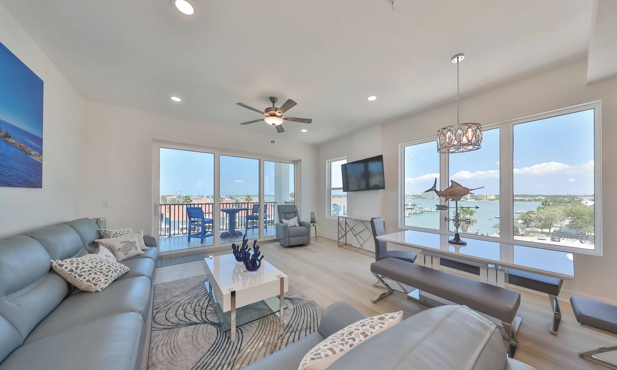 Madeira Beach Condo | Luxury Penthouse at New Building: 360 Rooftop Deck, Pool/Spa, Pets, Sleeps 8