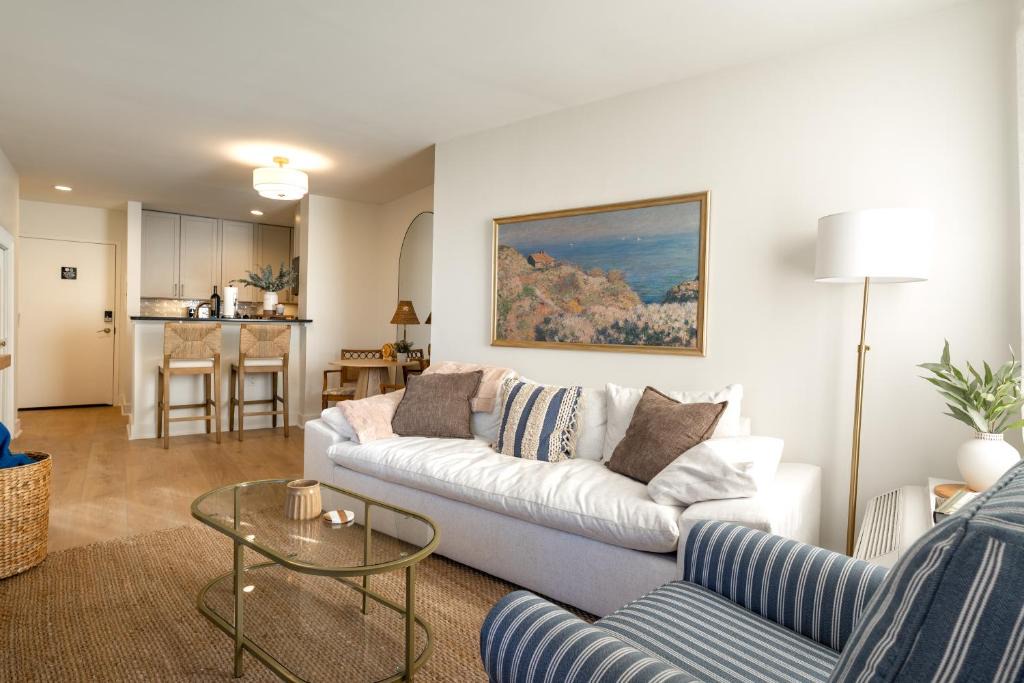Eastport House | Luxury Rooftop Pool & Dock Steps to Downtown