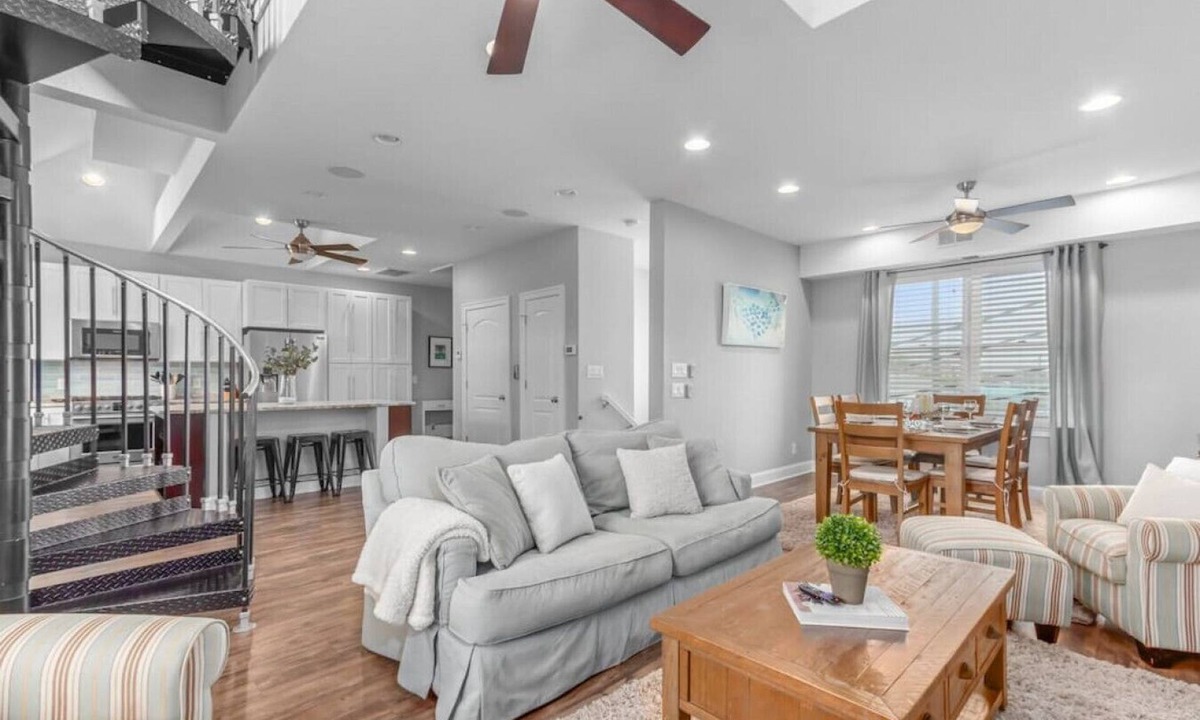 Northeast Virginia Beach Villa | Luxury Townhome 1 BLOCK from Beach, on Boardwalk