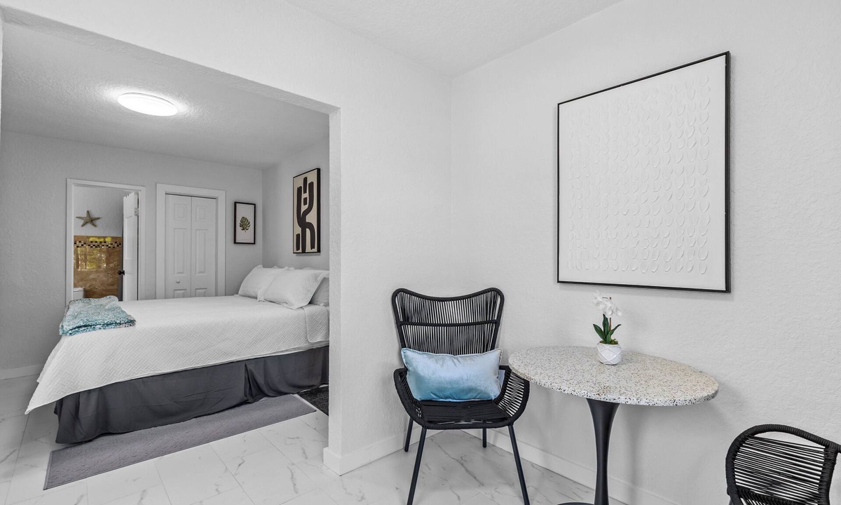 Bay Esplanade Cottage | MANGO TANGO COTTAGE heated pool 2-minute walk to beach and attractions.