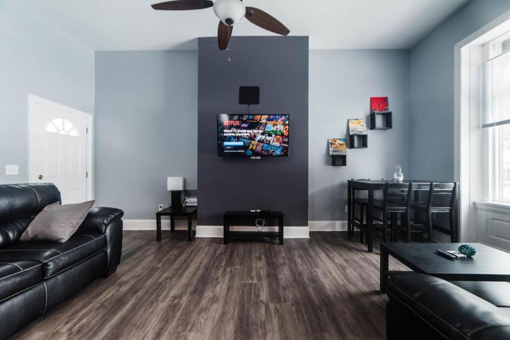 Manchester Apartment | Massive Home - GroupStay - Parking & Location