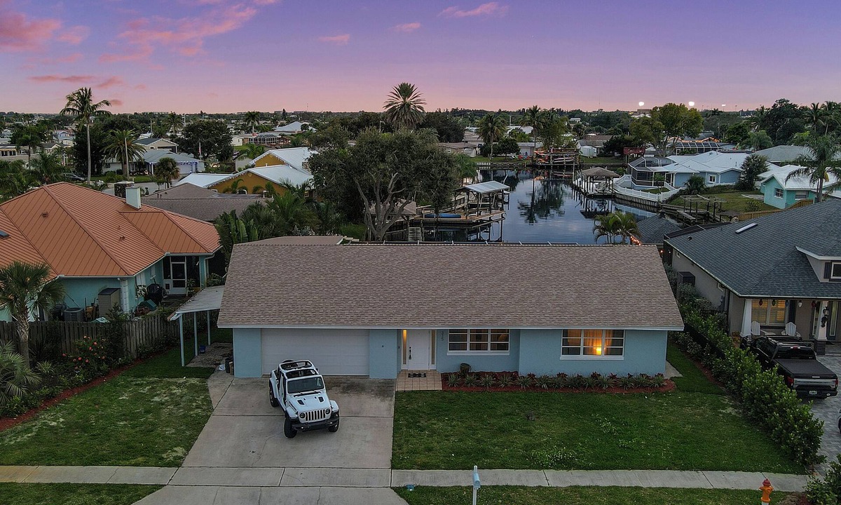 Waterway Manor House | Merritt Island Getaway Spacious 5-bedroom house in with AC, WiFi