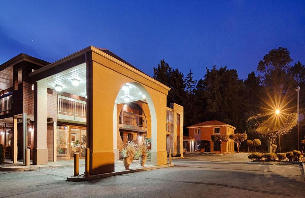 Monmouth Junction Hotel | MHO INN and SUITES