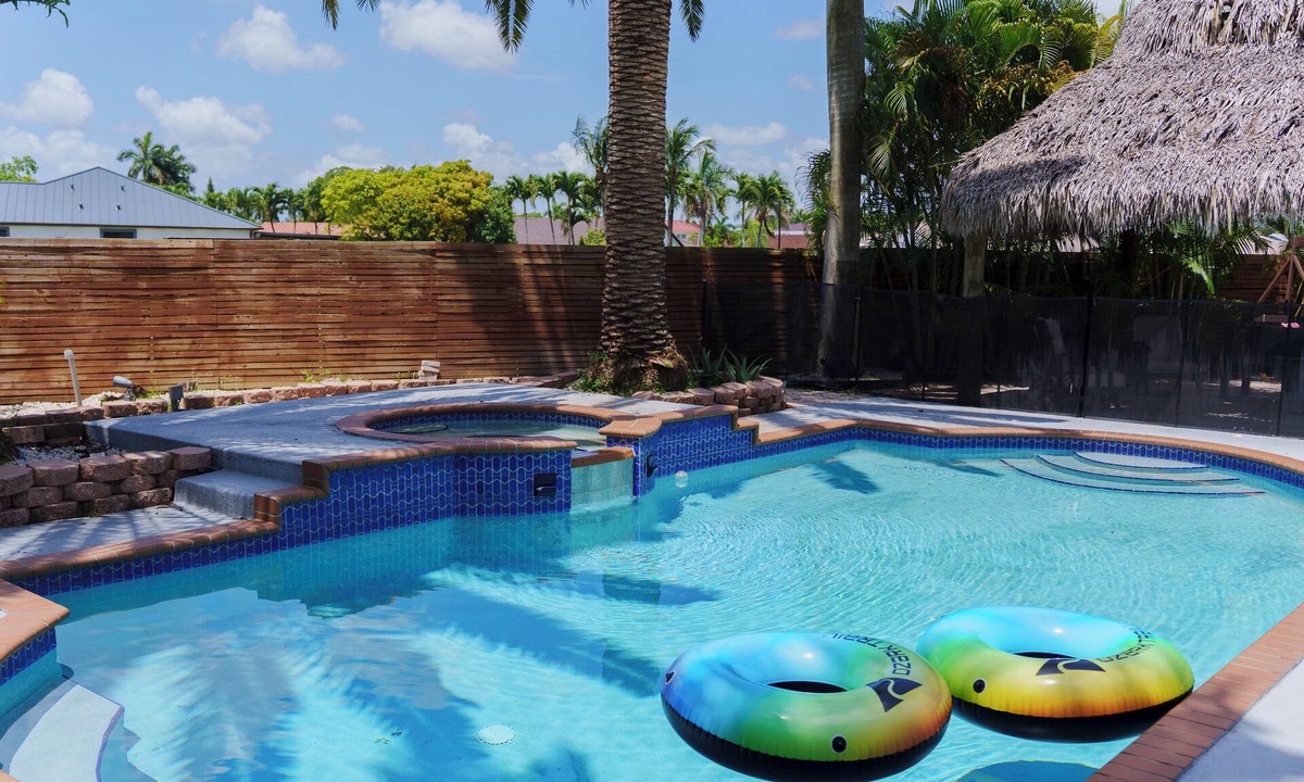 Ludlam House | Miami 5BR Pool Home ● BBQ ● Pool ● Coffee Bar ● Kid-Friendly ● Whirlpool Tub