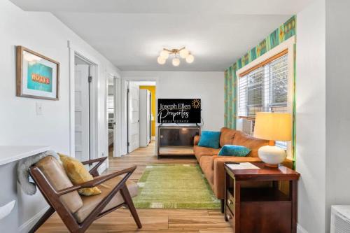 Riverside Apartment | Mid-Century Modern Riverside - Team Joseph Ellen