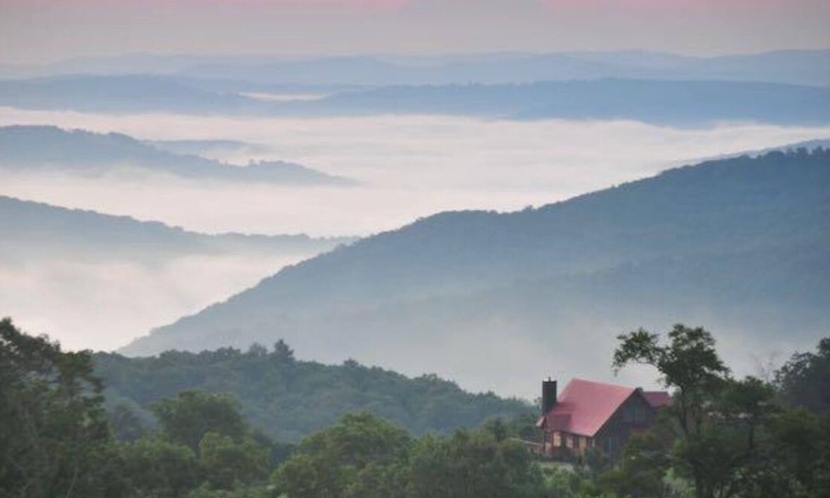 South Fork Cabin | Mighty Wind-mountaintop views Lost River chalet
