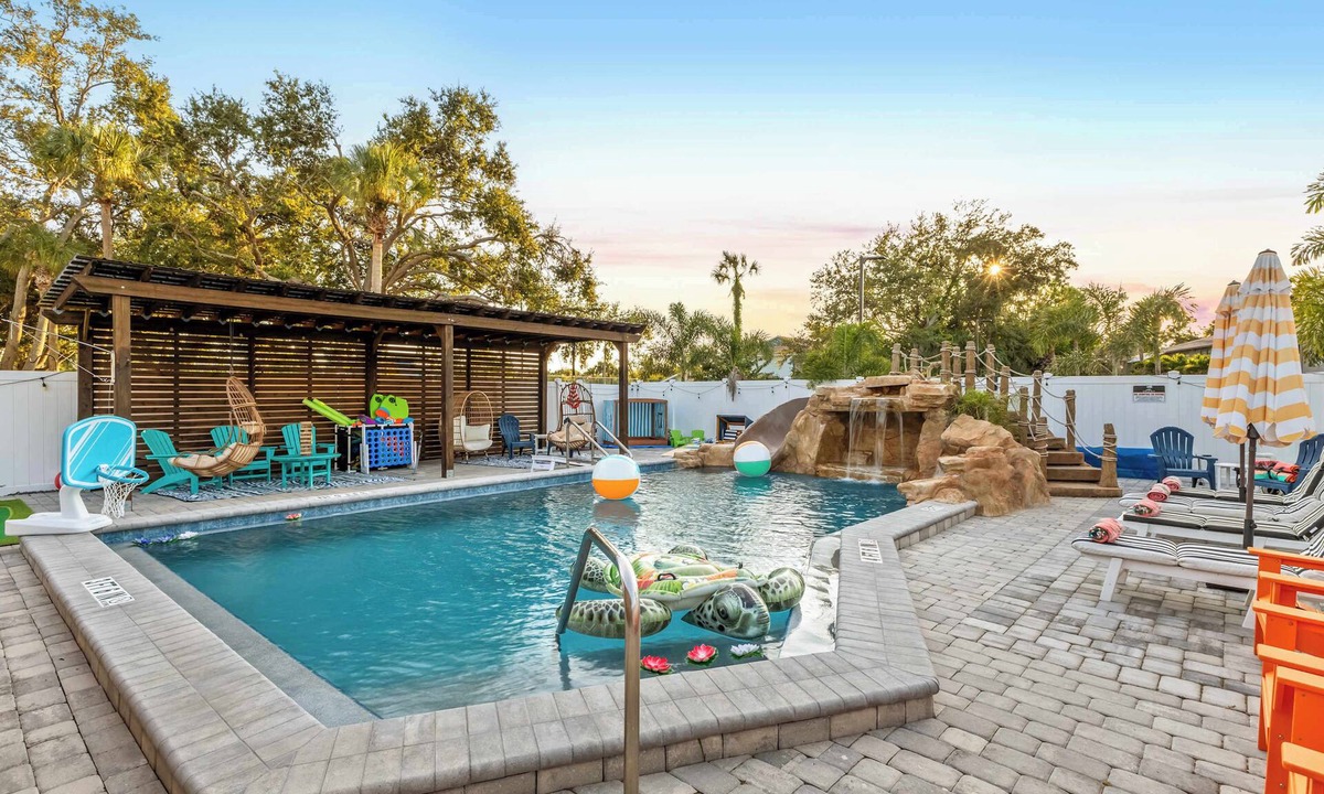 South Bradenton Condo | Min to IMG - Heated Pool - Putt Putt - Sleeps 6