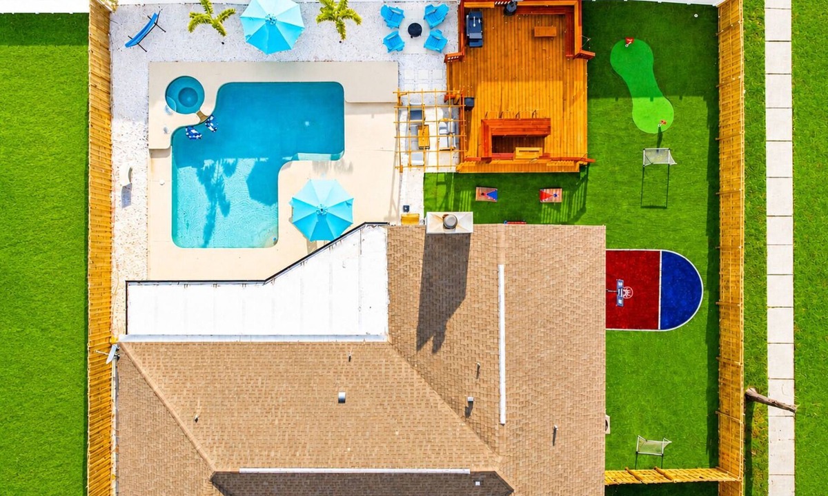 Lake Magdalene House | Mini Resort-Heated Pool-Spa-Game Room-Theater-Golf in Tampa