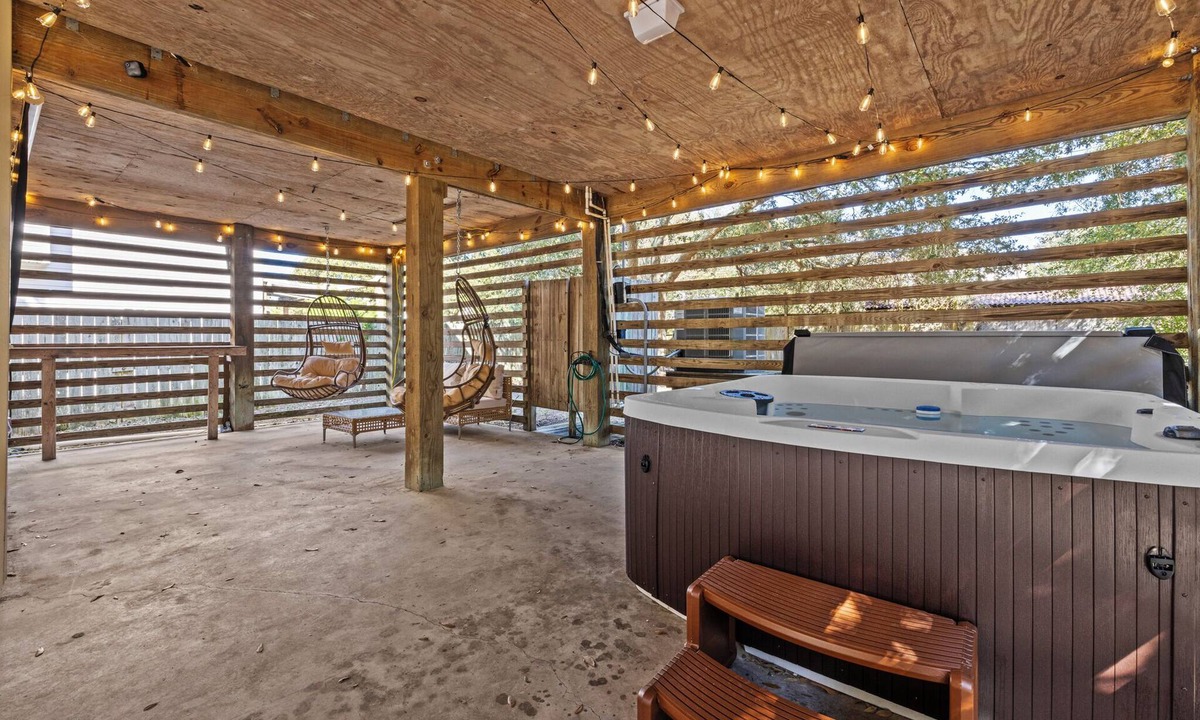Colington House | Mins to Beach, Hot Tub, Projector, Shuffleboard