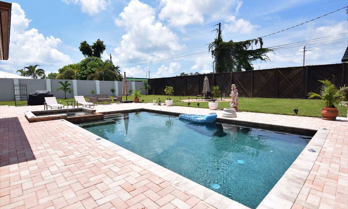 Gulf Gate Estates House | Minutes to Siesta! 4BR 2BTH Heated Pool Fenced Yard
