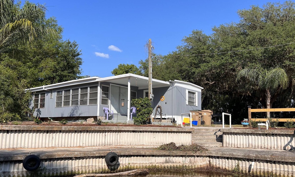 Plymouth House | Mobile Home with canal frontage and access to Harris Chain of Lakes