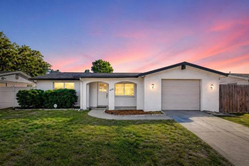 Holiday Lake Estates House | Modern and Cozy 2 & 2 - Only 5 Minutes From The Beach