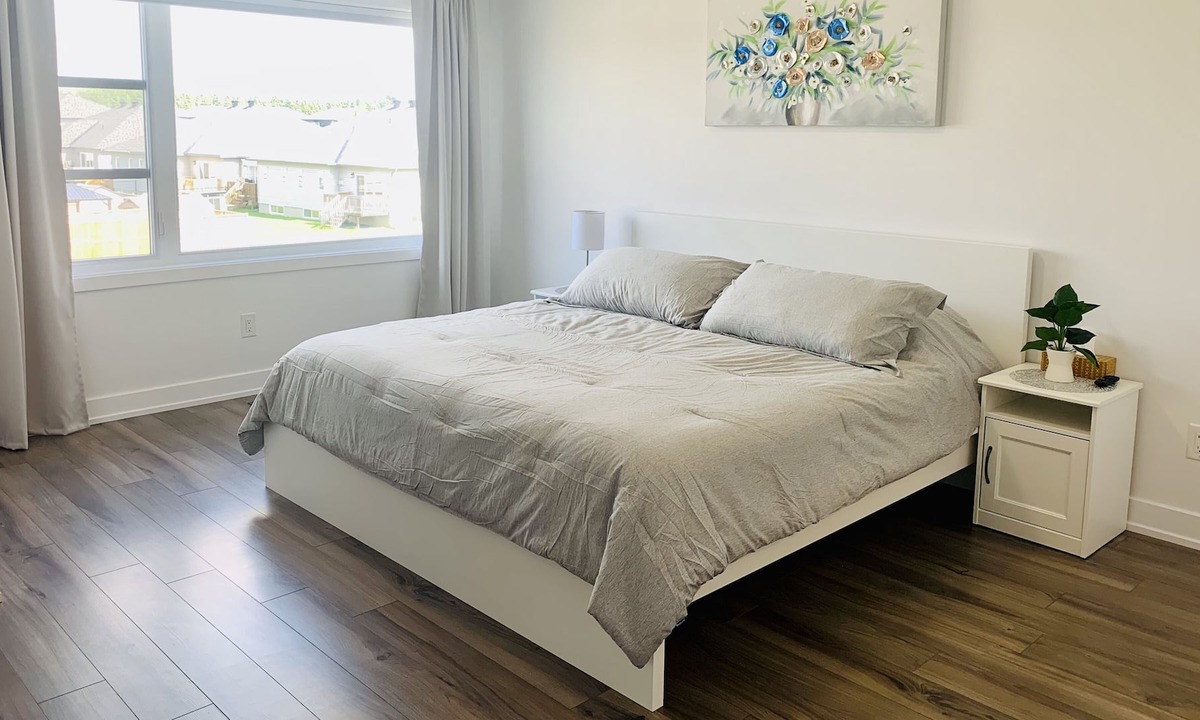 Russell House | Modern and Cozy three bedroom home