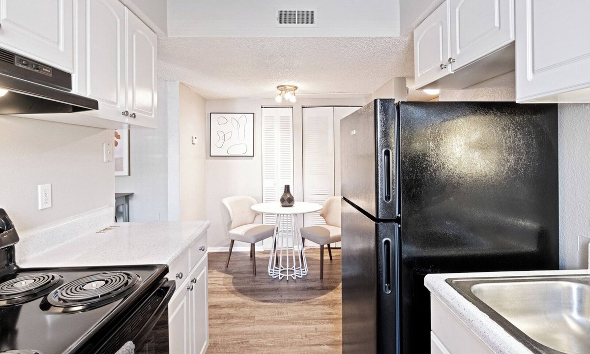 St. Petersburg Apartment | Modern Apartment in Prime Location (ID7983X03)