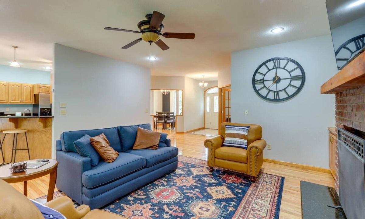 Murphy House | Modern Home in the Heart of Murphy, Hi-Tech Massage Chair, Jetted Tub, KING Bd!