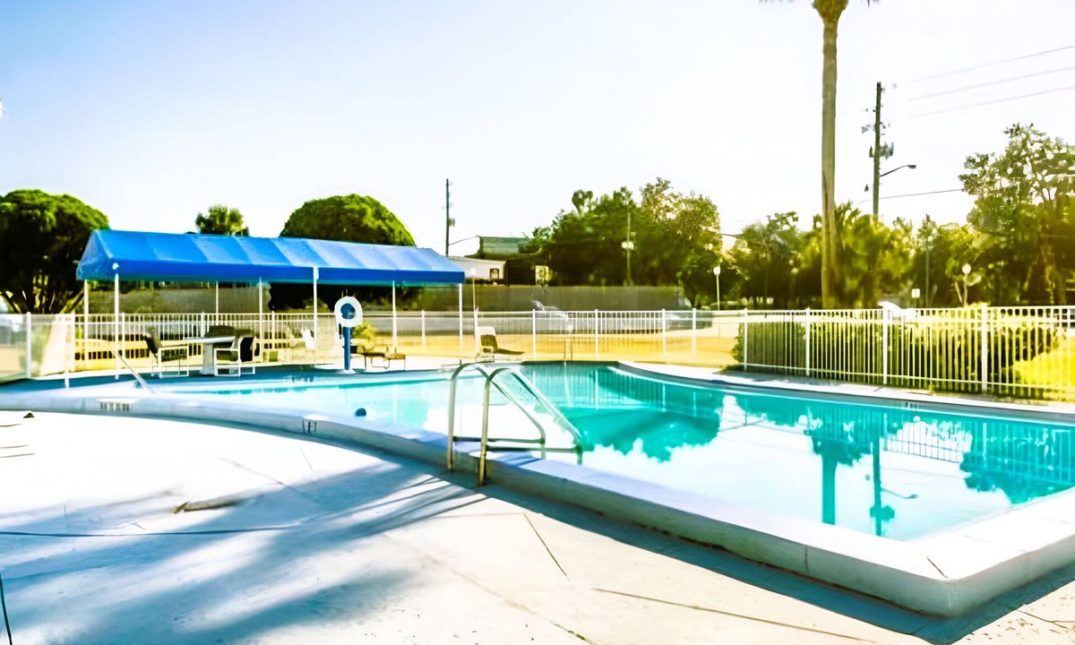 Silver Springs Hotel | Modern King Bed near Ocala Civic Theatre | Outdoor Pool | Free Parking
