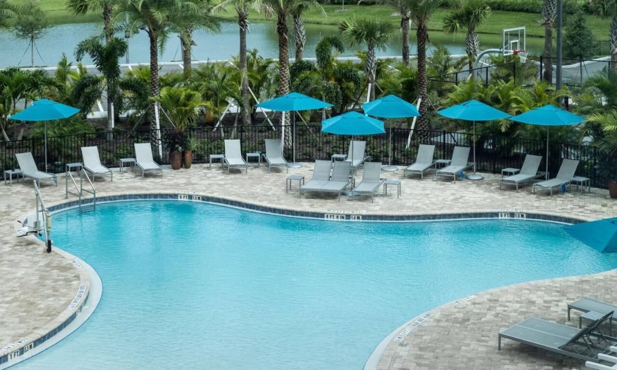 Port Canaveral Hotel | Modern King Studio w/Kitchen & Pool Bar | 1 mi to Port Canaveral