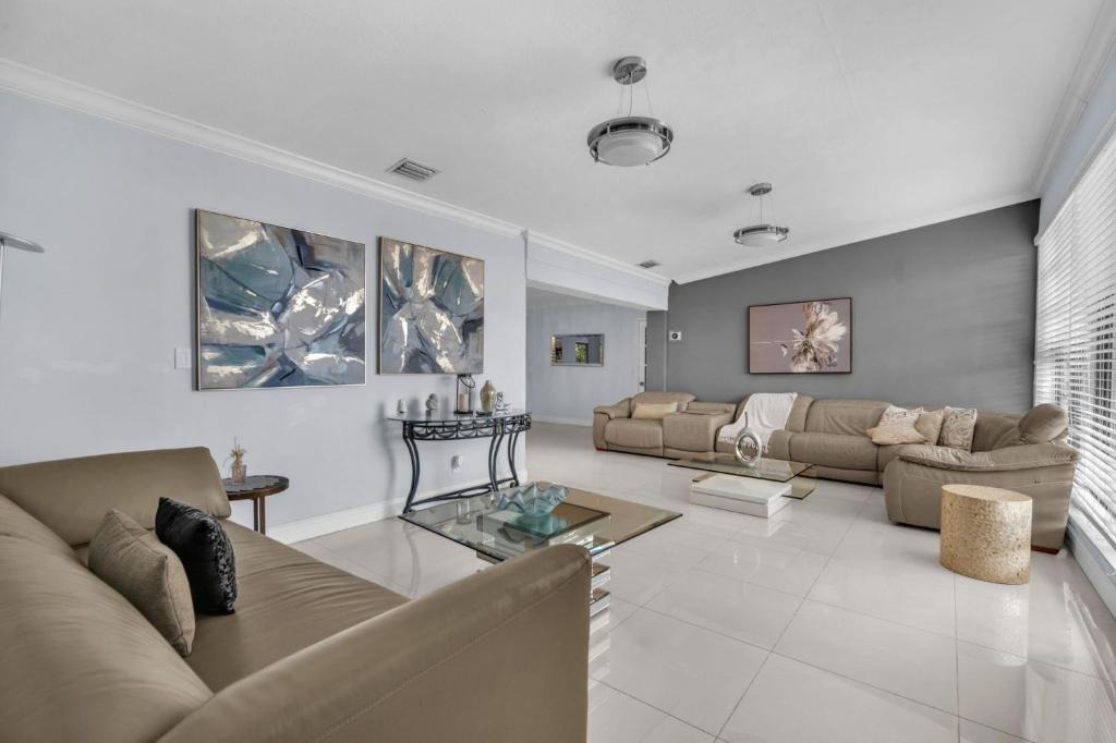 Westchester House | Modern Miami Oversized 3 Bedroom in Central Location