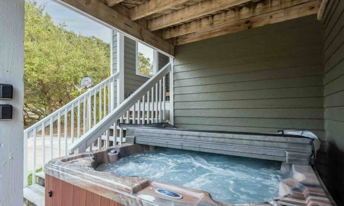 Colington House | Modern Peaceful 4 Bedroom & Hot Tub!